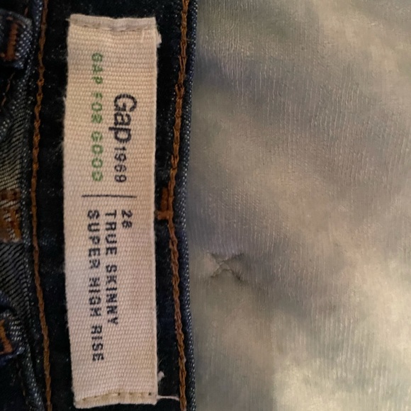 Size 28 GAP jeans - Picture 2 of 3